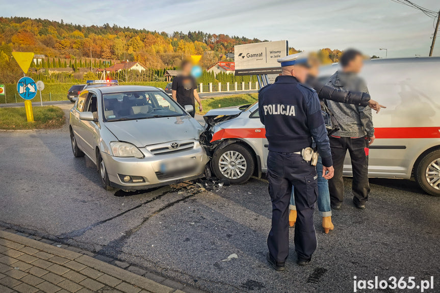 Czołowe zderzenie na skrzyżowaniu w Jaśle