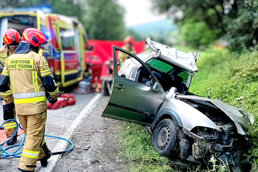 Czołowe zderzenie osobówki z ciężarówką. Jedna osoba zakleszczona w pojeździe Czołowe zderzenie osobówki z ciężarówką. Jedna osoba zakleszczona w pojeździe