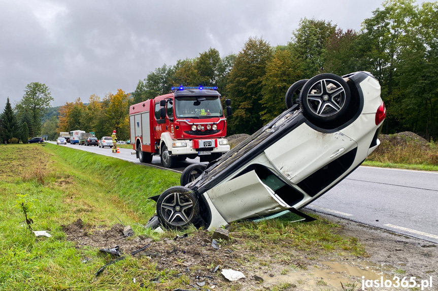 Dachowanie mercedesa w Nowym Żmigrodzie