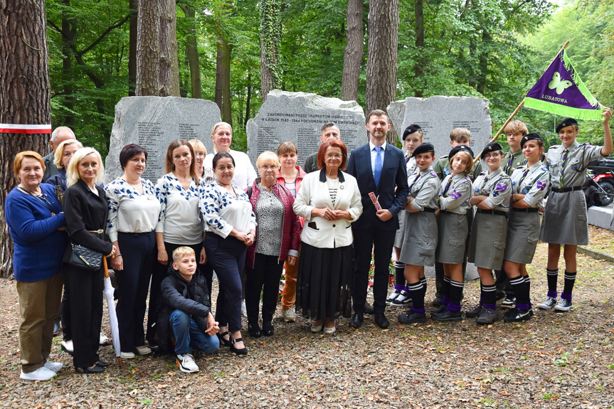Delegacja Iwonicza-Zdroju na cmentarzu ofiar hitlerowskiego terroru Delegacja Iwonicza-Zdroju na cmentarzu ofiar hitlerowskiego terroru