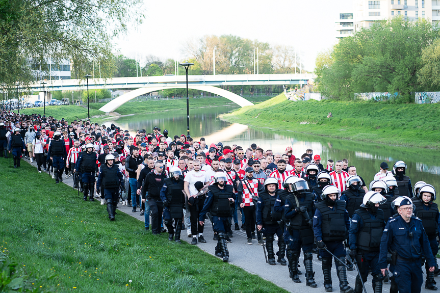 Derby Rzeszowa. Przemarsz kibiców Resovii pod stadion miejski [ZDJĘCIA]