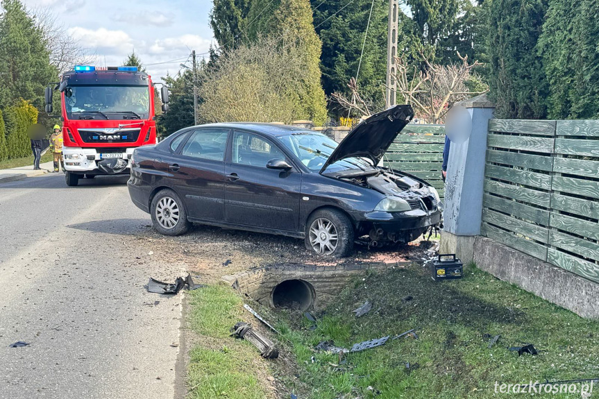Dobieszyn. Uderzyła w mostek i ogrodzenie Dobieszyn. Uderzyła w mostek i ogrodzenie