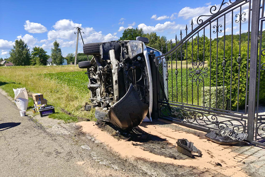Dostawczym busem wypadł z drogi i uszkodził ogrodzenie Dostawczym busem wypadł z drogi i uszkodził ogrodzenie