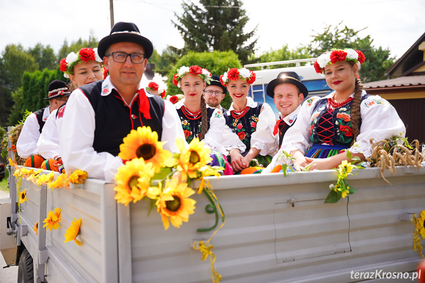 Dożynkowy objazd z wieńcem ulicami Głowienki Dożynkowy objazd z wieńcem ulicami Głowienki