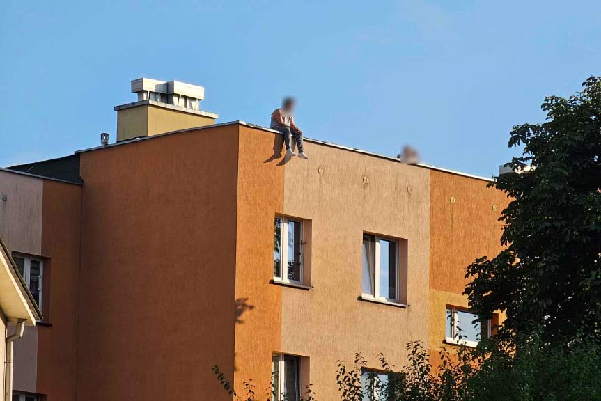 Dramatyczne chwile. Młody mężczyzna grozi, że skoczy z dachu bloku Dramatyczne chwile. Młody mężczyzna grozi, że skoczy z dachu bloku