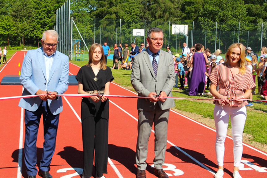 Dzień Dziecka i otwarcie boiska wielofunkcyjnego w Warzycach