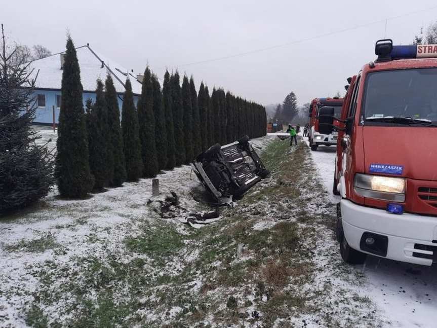 Ford dachował w Niegłowicach. Trzy osoby przewiezione do szpitala