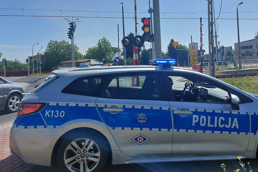 Groźny incydent z udziałem traktorzysty. Najechał na zamykające się rogatki Groźny incydent z udziałem traktorzysty. Najechał na zamykające się rogatki