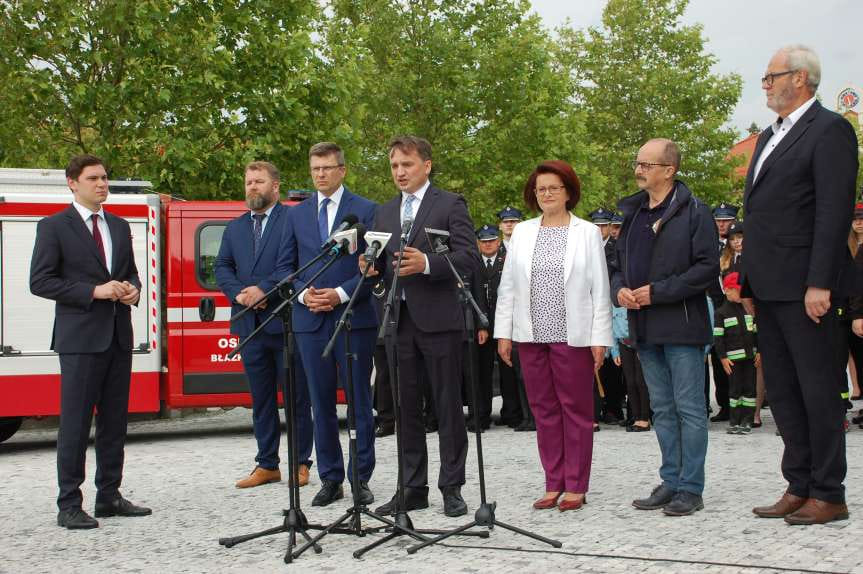 Jasło. Minister Zbigniew Ziobro dziękuje i pomaga strażakom