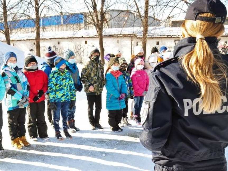 Jasło. Policjanci i strażacy o bezpiecznym zimowym wypoczynku dzieci