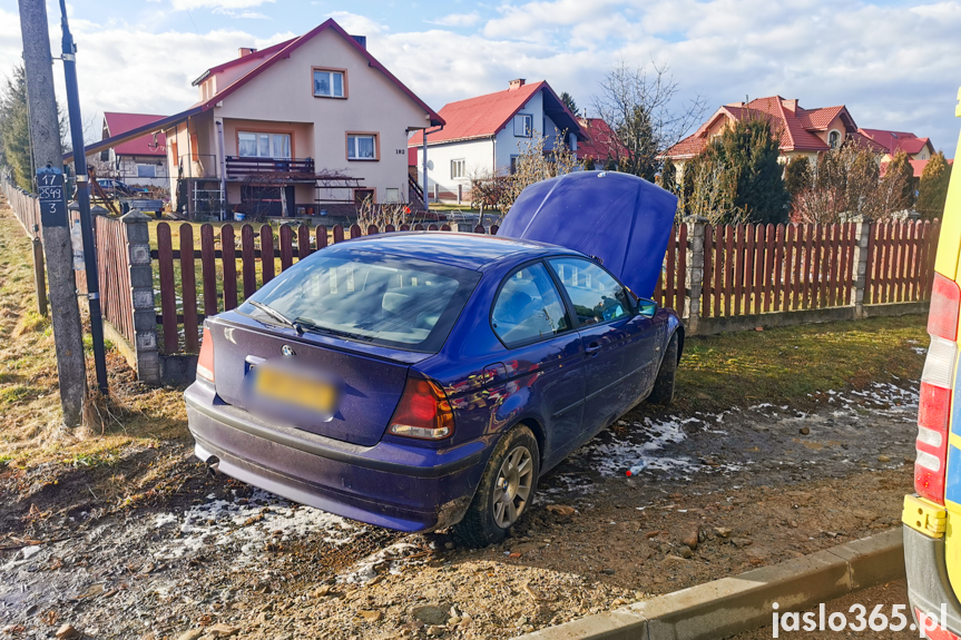 Kolizja w Załężu, wjechał bmw w ogrodzenie