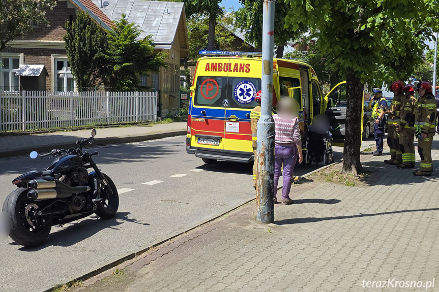 Krosno. Motocyklista zderzył się z osobą na wózku inwalidzkim Krosno. Motocyklista zderzył się z osobą na wózku inwalidzkim