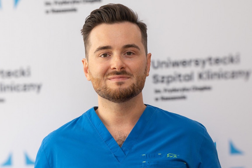 Lek. Jakub Kempisty pierwszym urologiem w UE, który ukończył kurs trenerski dla zaawansowanych operatorów robotycznych Lek. Jakub Kempisty pierwszym urologiem w UE, który ukończył kurs trenerski dla zaawansowanych operatorów robotycznych