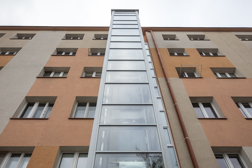 Mieszkańcy bloku przy ul. Hetmańskiej już nie muszą chodzić po schodach Mieszkańcy bloku przy ul. Hetmańskiej już nie muszą chodzić po schodach