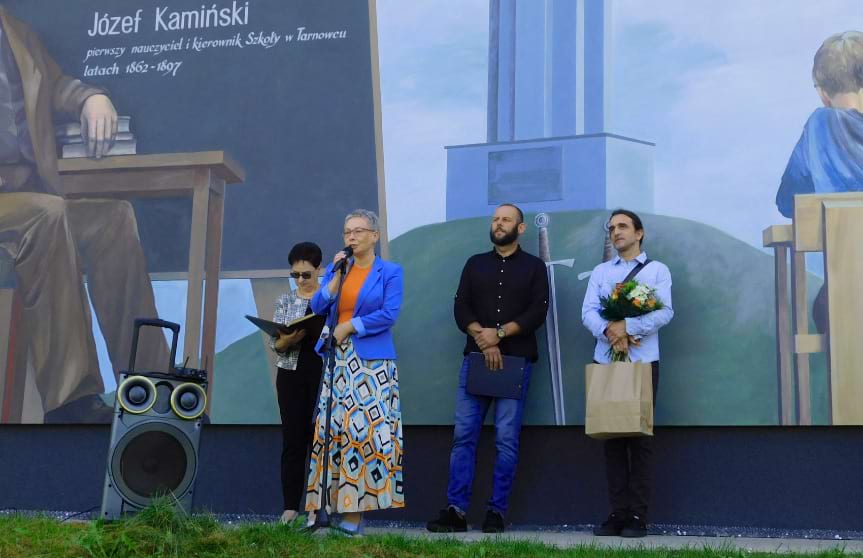 Mural zdobi ściany Szkoły Podstawowej w Tarnowcu