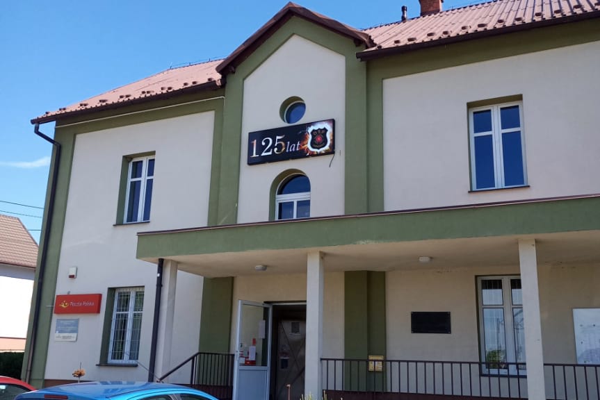 Na budynku GOK w Tarnowcu zamontowano  zewnętrzny telebim LED