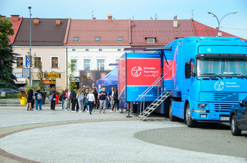 Na jasielski rynek zawitał Mobilny Wirtualny Teatr Historii "Niepodległa"