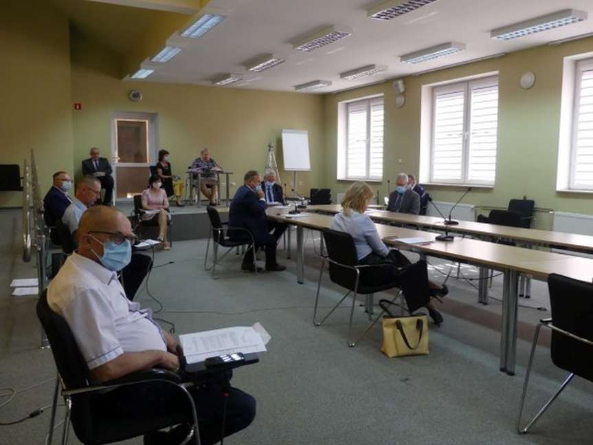 Nadzwyczajna sesja Rady Powiatu w Jaśle. Termomodernizacja szkół, przebudowa oddziału pediatrii i adaptacja poddasza w bursie