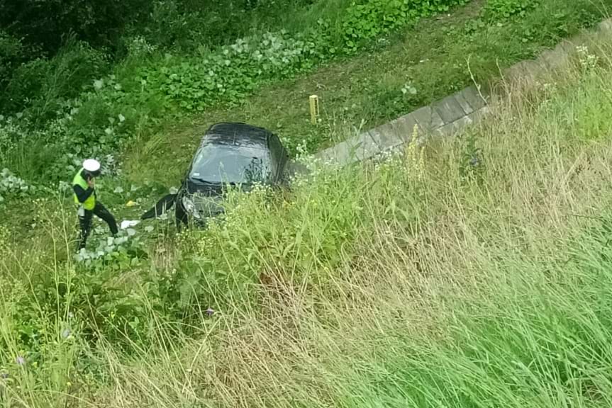 Osobówką wypadł z drogi i spadł z 20-metrowej skarpy