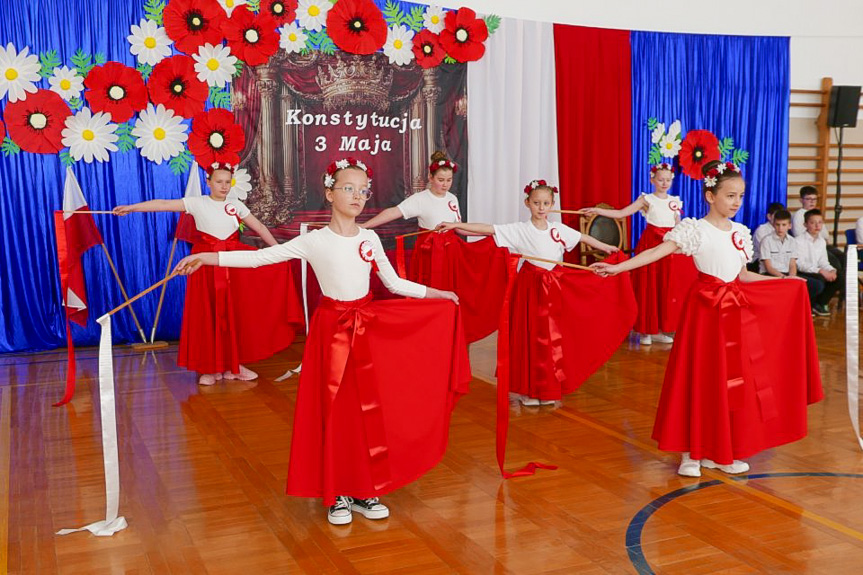 Patriotyzm i historia w Łężanach. Uczniowie uczcili 3 Maja Patriotyzm i historia w Łężanach. Uczniowie uczcili 3 Maja