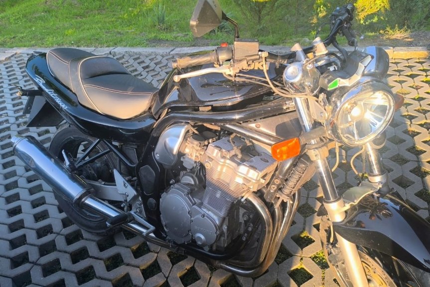 Pijany, bez kasku, bez uprawnień motocyklista uderzył w ogrodzenie Pijany, bez kasku, bez uprawnień motocyklista uderzył w ogrodzenie