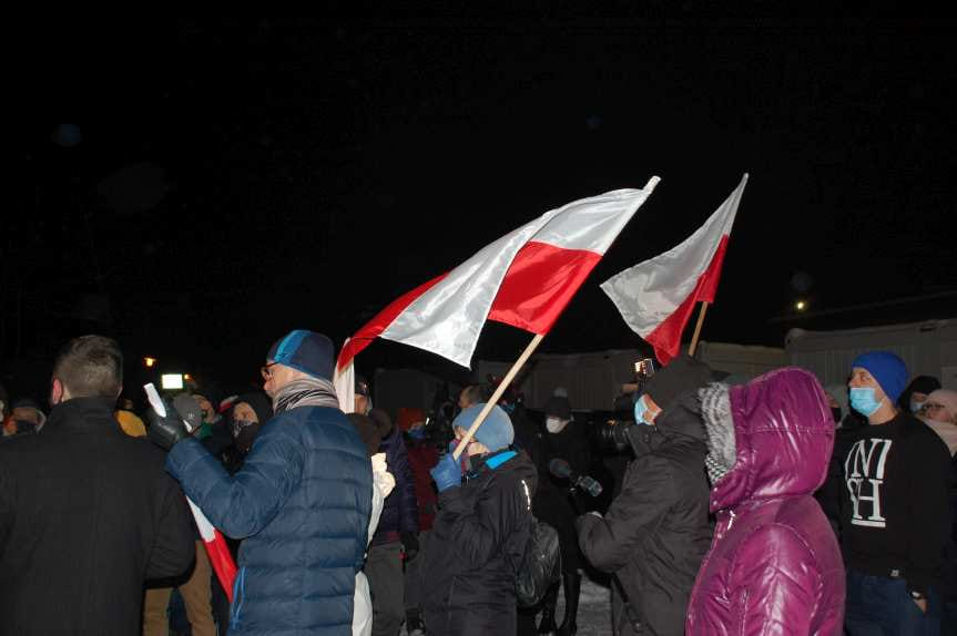 Pikieta przed szpitalem w Jaśle. Solidarni z ratownikami medycznymi