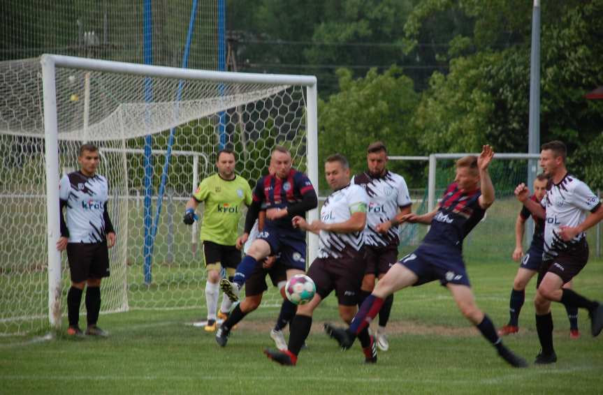 Piłka nożna. V liga. Derby walki w Kołaczycach