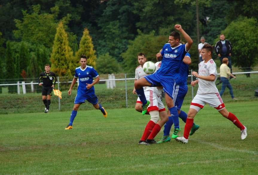 Piłka nożna. V liga krośnieńska. Derbowy dreszczowiec w Kołaczycach. Hat-trick Marcina Walczyka.