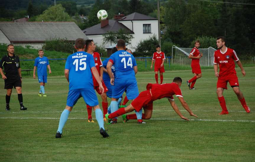 Piłka nożna. V liga krośnieńska. Tempo Nienaszów zwycięskie w derbach powiatu. Ozdobą meczu piękny gol Mateusza Kucińskiego