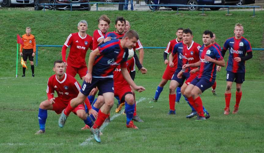 Piłka nożna. V liga krośnieńska. Zwycięska passa Tempa. Udany debiut trenera Ostoi. Problemy kadrowe Skołyszyna