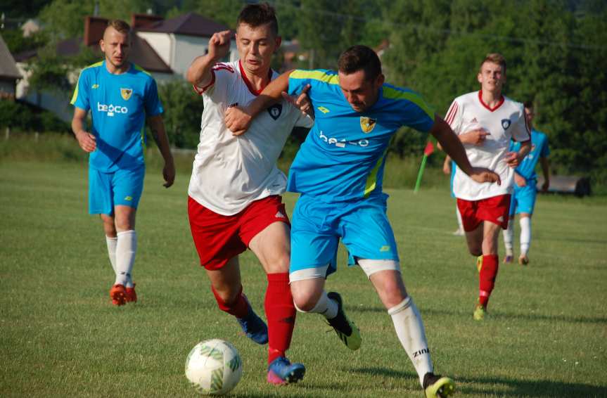 Piłka nożna. V liga. Tempo Nienaszów podarowało gola Przełomowi Besko, solidaryzując się z rywalami po krzywdzącej decyzji sędziów