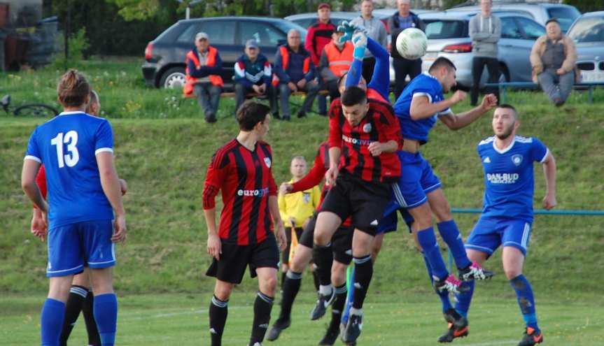 Piłka nożna. V liga. Zwycięstwo Tempa po walce z Markiewicza