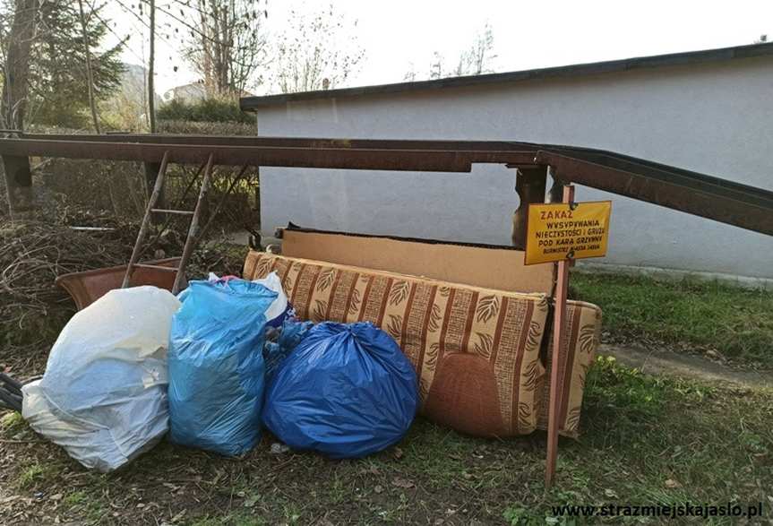 Podrzucane śmieci na osiedlu Kopernika w Jaśle
