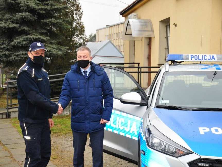 Policjanci w Skołyszynie mają nowy radiowóz. Komendant powiatowy policji dziękuje wójtowi za dofinansowanie zakupu samochodu