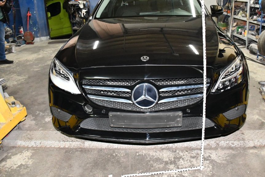 Policjanci zabezpieczyli skradzionego mercedesa Policjanci zabezpieczyli skradzionego mercedesa