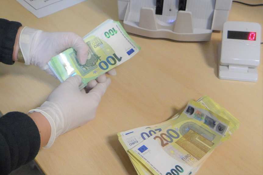 Ponad 445 tysięcy złotych w obcych walutach w bagażach Ukraińców