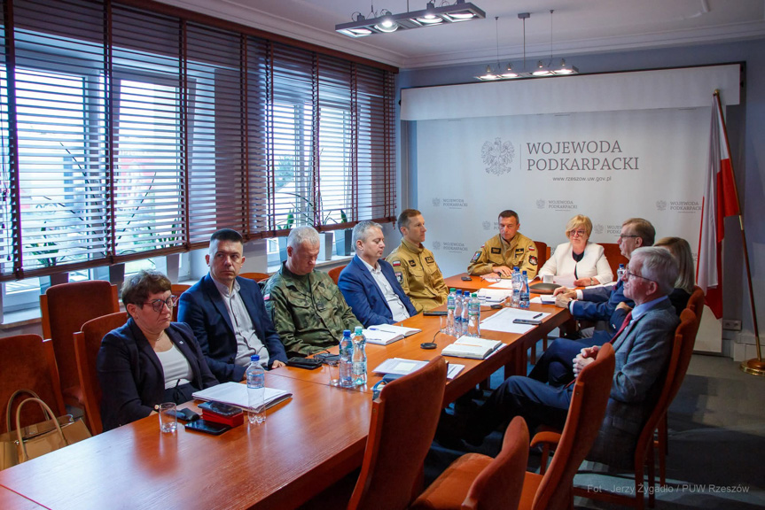Powalone drzewa i zalane drogi. Służby w stanie podwyższonej gotowości Powalone drzewa i zalane drogi. Służby w stanie podwyższonej gotowości