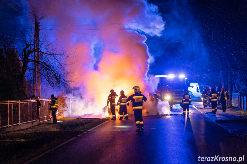 REGION. Auto uderzyło w przepust i spłonęło, kierowca uciekł [ZDJĘCIA, FILM]