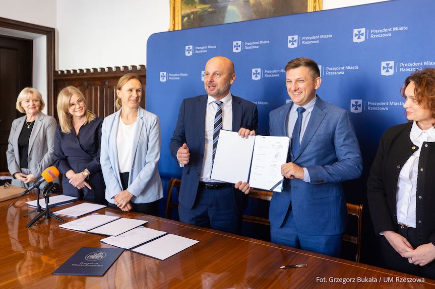 Rewitalizacja parku na os. Słocina z dofinansowaniem z Unii Europejskiej Rewitalizacja parku na os. Słocina z dofinansowaniem z Unii Europejskiej