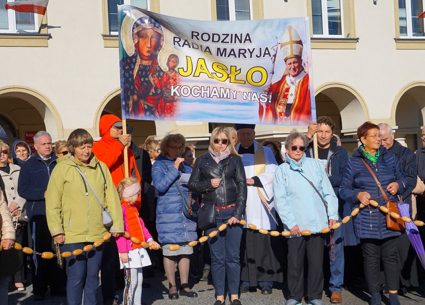 Różaniec na ulicach Jasła: Wierni przeszli w marszu modlitewnym