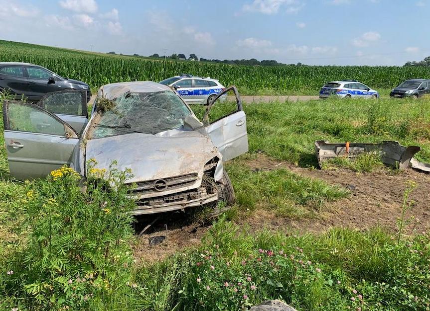 Roztrzaskany opel obok autostrady a w polu pszenicy półprzytomny mężczyzna