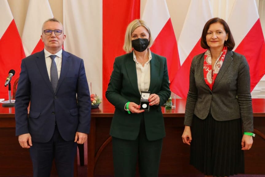 Beata Trzop otrzymała pamiątkową monetę NBP