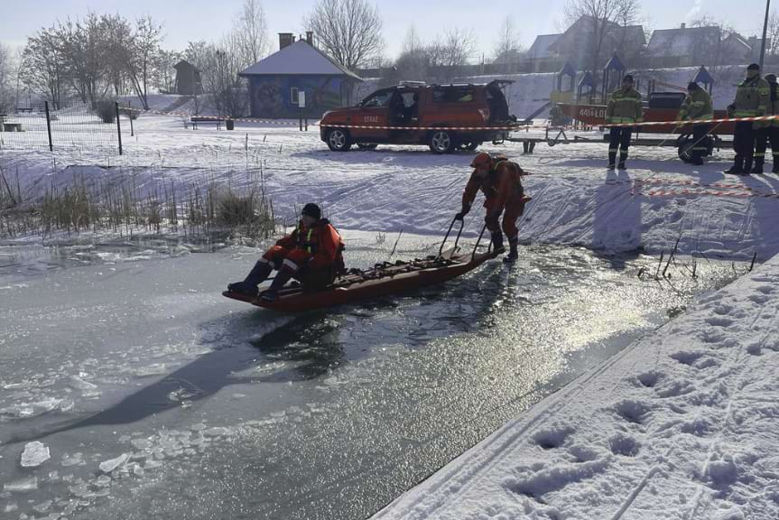 Strażacy ćwiczyli na akwenie wodnym