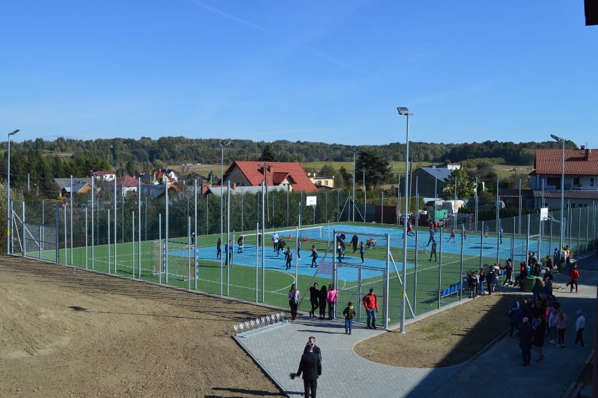 Szkoła Podstawowa w Osobnicy ma wielofunkcyjne boisko