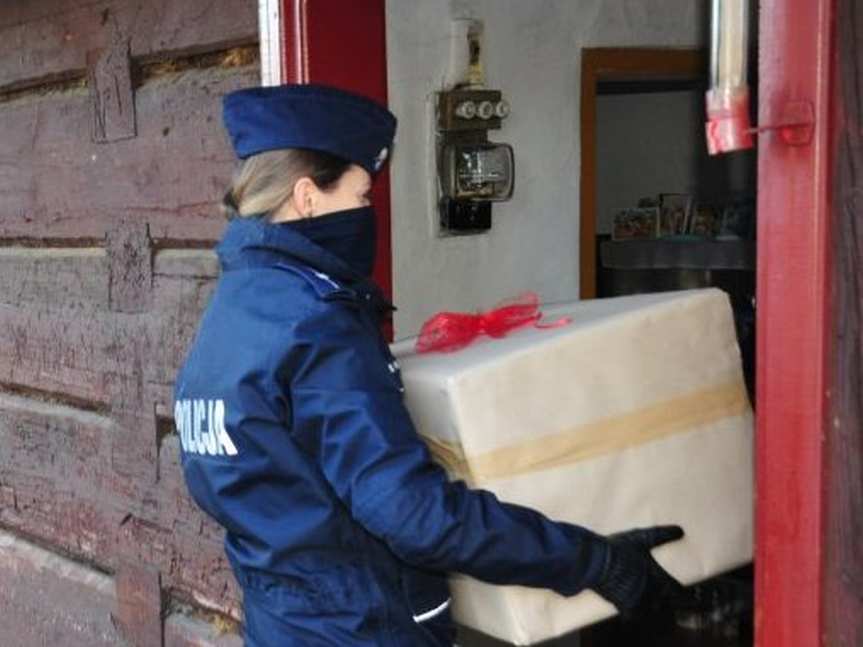 Szlachetna paczka od jasielskich policjantów dla samotnej kobiety z gminy Nowy Żmigród