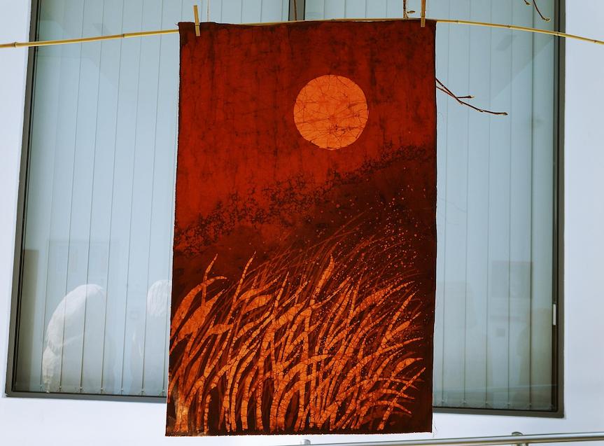 Tkanina malowana - warsztaty batiku w JDK
