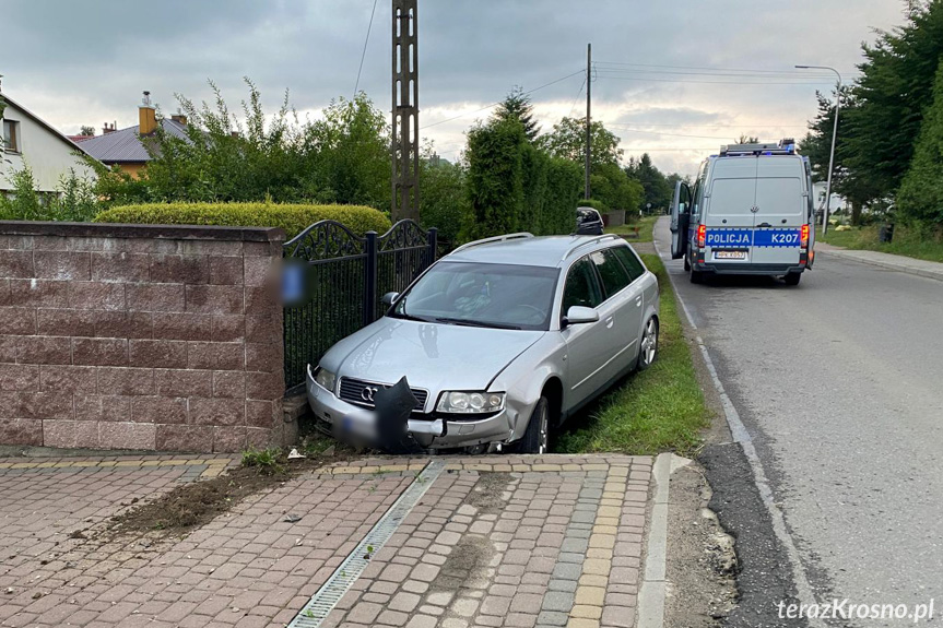 Uderzył w przepust i ogrodzenie Uderzył w przepust i ogrodzenie