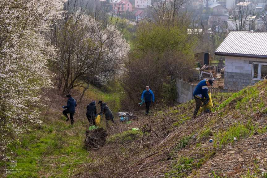 Urzędnicy sprzątali śmieci w Nowym Żmigrodzie