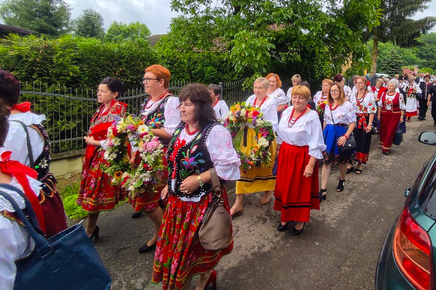 Wiły wianki i wrzucały je do wody... Noc Kupały w Dobrucowej