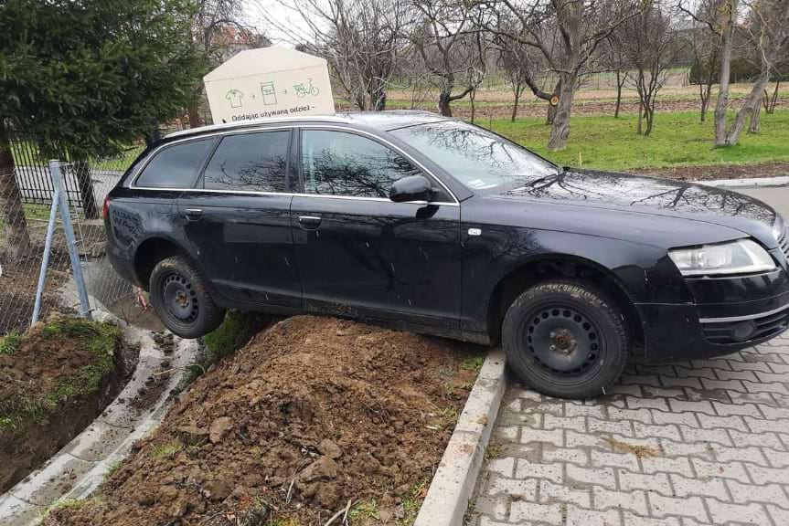 Wjechał w kontener i skrzynkę elektryczną. Znieważył funkcjonariuszy